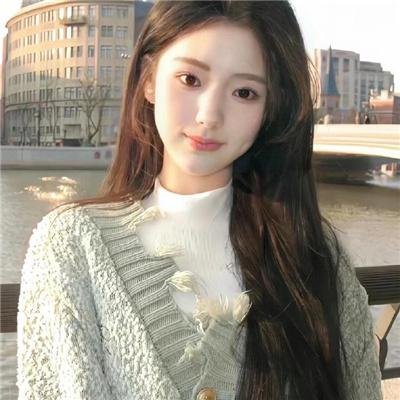 圆月映花都
